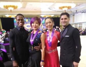 在国际2016交谊舞大赛上,来自加州的蒋宛如(左二)和来自纽约的邵晓妹(右二)分别赢得总决赛的第一名和第二名。(美国《侨报》)