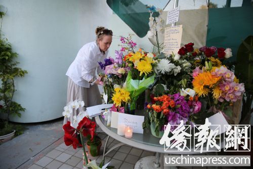 许多朋友与患者在韩伟东生前开办的中医诊所内摆放了鲜花。（美国《侨报》/邱晨