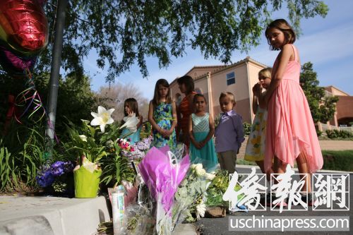 韩伟东5岁女儿艾米丽的同学及朋友在韩宅不远的街道上为韩家献花,寄托哀思。(美国《侨报》/邱晨
