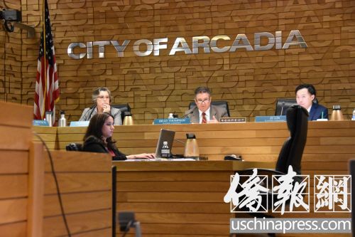 亚凯迪亚市议会议事厅。(美国《侨报》/聂达