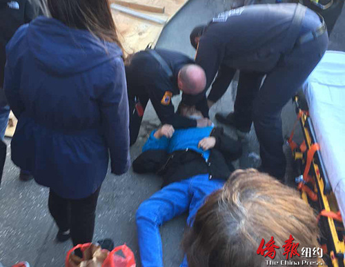 赶来的急救人员在现场为华人大婶颈部做固定。(美国《侨报》)