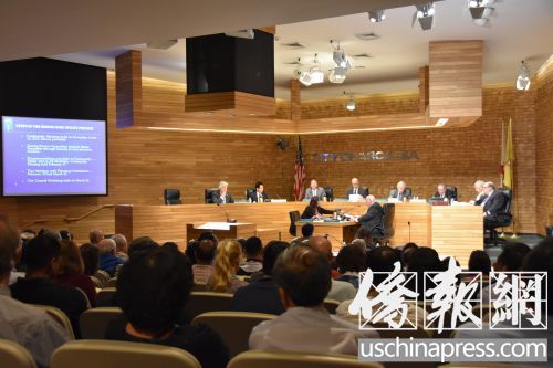 亚凯迪亚市政厅内座无虚席。(美国《侨报》/聂达