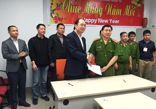 中国驻越南大使馆警务联络官赵万鹏（前排左一）与越南警方代表出席交接仪式。