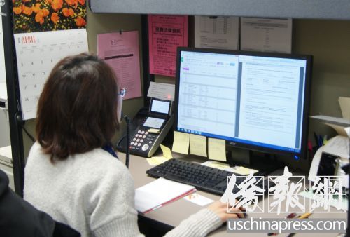热线电话接线员在工作中,这条热线专供讲汉语普通话或粤语的民众服务。(美国《侨报》/章宁