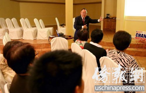 市议员候选人张胜雄在讲解市府通过的城市建筑规定修正议案。(美国《侨报》/邱晨