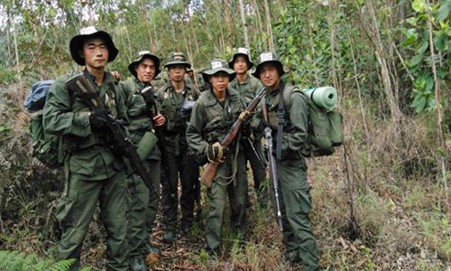 野外巡逻训练途中,几名中国籍留学生合影留念。(左二为陈明珠)