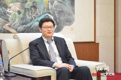 加拿大华人议员谭耕接受媒体采访。