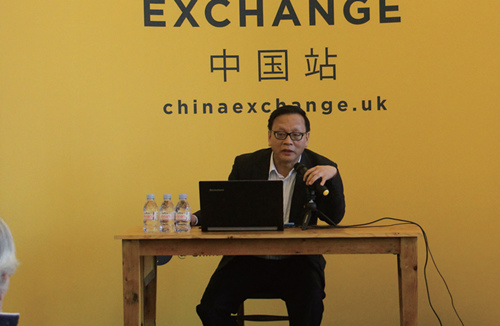 卢海田参赞讲解中国侨务政策与实践。(《欧洲时报》/辛玥