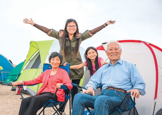 郭燕和自己父母以及女儿在露营处合影。（美国《侨报》）