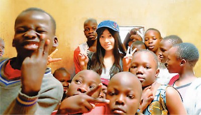 孙晓在肯尼亚贫民窟和孩子们在一起。（资料照片）