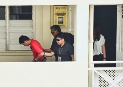 完成重组案情后,莫顺和(左)一踏出事发单位就快步迈向前,似不情愿在里面久留。
