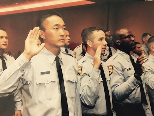 入职宣誓。（美国《侨报》）