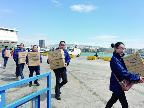 周末计划受阻 希腊华人志愿者劝导滞留难民-