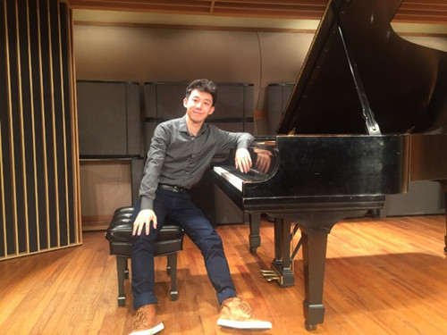 杨芳穟原本是工程师，转行钢琴演奏。（美国《世界日报》/李荣