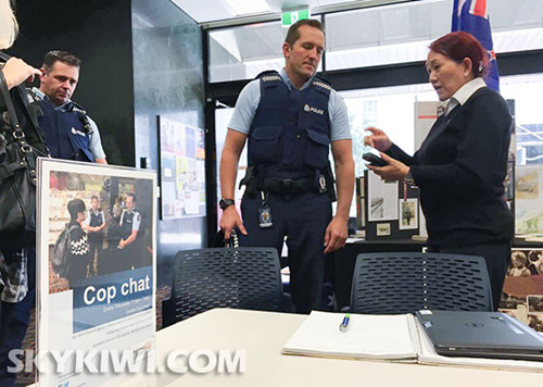 警方在奥克兰图书馆设立“Cop