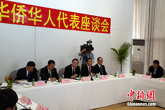 4月15日，在科特迪瓦进行正式友好访问的全国政协主席俞正声在阿比让与当地华侨华人代表座谈。