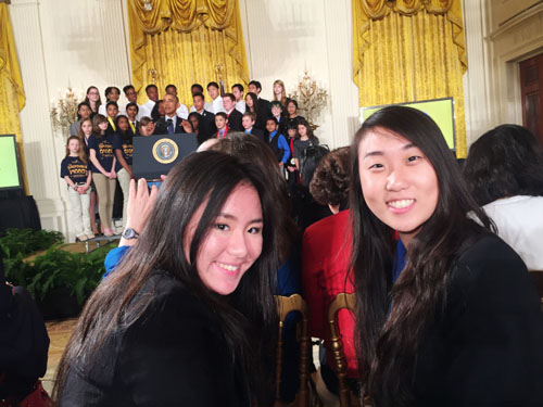 戴晶美(左)、刘胜珠(右)13日参加白宫科学博览会，后方为奥巴马总统发表演说。(戴晶美提供)