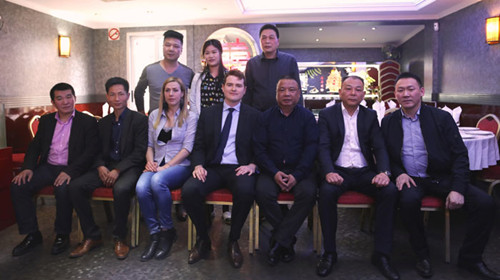 苏瓦捷副局长与华人代表在座谈会后合影。(《欧洲时报》/孔帆