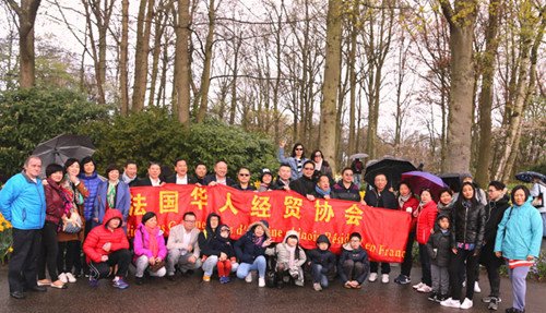 全体成员在库肯霍夫公园前合影。（《欧洲时报》/孔帆
