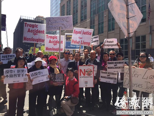 当地时间19日2点15分,梁彼得一案进入宣判阶段,很多华人已到法庭外举牌示威。(美国《侨报》/崔国萁