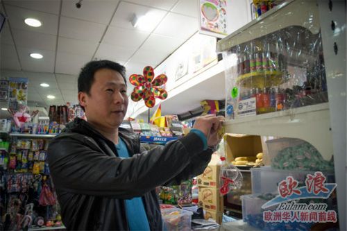 接受西班牙媒体《南方之声》采访的居住在jerez的华人acho