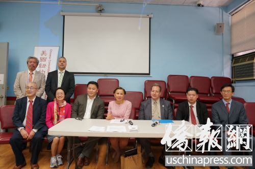 防范仇恨犯罪讲座22日在纽约中华公所举行,纽约市警总局打击仇恨犯罪小组副督察马隆尼向华人介绍全市仇恨犯罪概况以及如何防范与处理此类犯罪。(美国《侨报》/陈辰