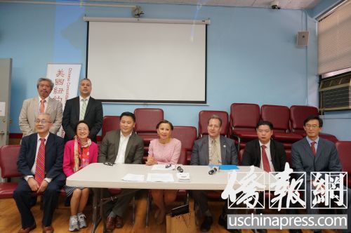 防范仇恨犯罪讲座22日在纽约中华公所举行，纽约市警总局打击仇恨犯罪小组副督察马隆尼向华人介绍全市仇恨犯罪概况以及如何防范与处理此类犯罪。(美国《侨报》/陈辰