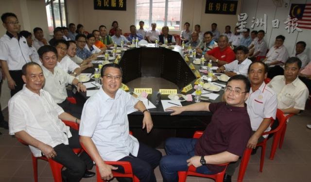 甲州华社代表踊跃出席与马华领导的交流会,商讨关于外劳课题。首排左起陈南益、廖中莱、魏家祥和陈保成。(图:马来西亚《星洲日报》)