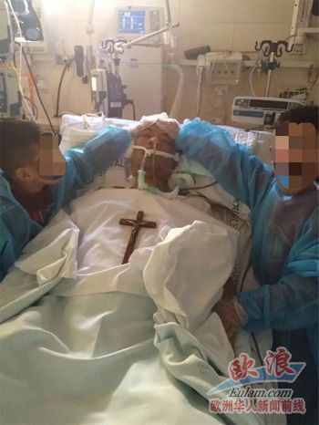 郑先生的两个孩子在医院重症病房为自己的父亲祈祷