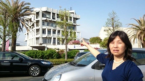 田中女士手指摇摇欲坠的宇城政府大楼表达当地研修生对居所不安