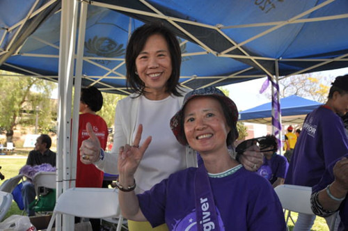 黄妙蓉和癌友陈星华（右）合影，鼓励癌友努力抗癌。（记者张越／摄影）