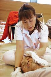 中国女按摩师在南阿苏村安置点用指压回报村民