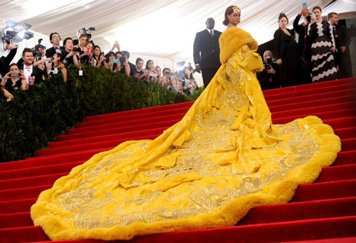 在2015年的纽约大都会艺术博物馆慈善晚会上，蕾哈娜着中国设计师郭培的黄袍亮相，使这位中国时尚新秀崭露头角。(图片来源：资料图)
