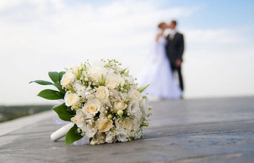 留学生毕业之后选择先结婚再找工作。(美国《侨报》)