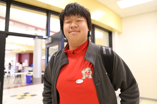 19岁的华裔少年吉米刚投完票，他认为投票是关键。（美国《世界日报》/罗晓媛