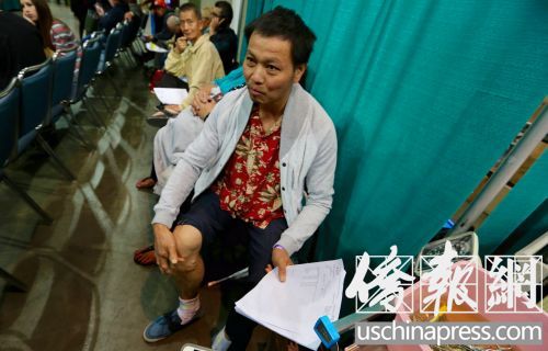 患者王先生向媒体展示他的病腿。(美国《侨报》/邱晨