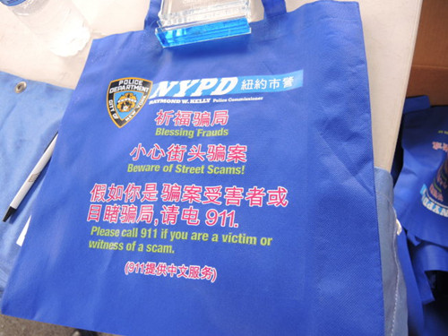 早在2013年，警方就在全市发放上万个印有防范金光党字样的购物袋，警示民众不要成为金光党案受害者。（美国《世界日报》）
