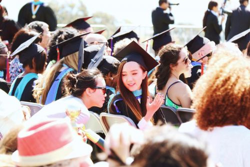 美国高校毕业季来临，中国留学生穿着有讲究。（美国《侨报》）
