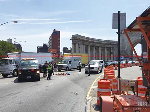 2015年7月17日，曼哈顿桥头华埠一端发生车祸，一名华裔老翁(躺在地上者)被撞身亡。