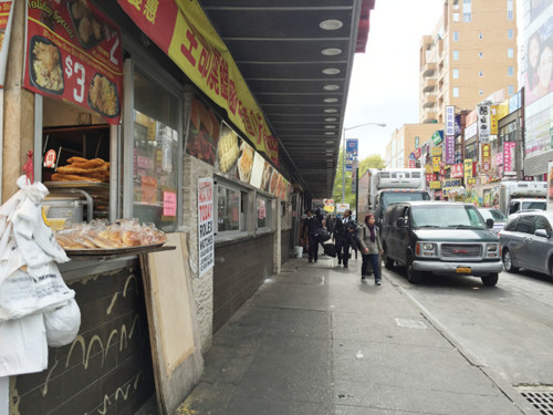 市清洁局检查过后，原本堆满垃圾的大口福门前被清空。（美国《实际诶日报》/俞姝含