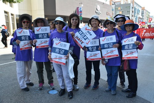 长期家庭护理工会的华裔护工1日也加入游行队伍，呼吁洛市政府提高最低工资，保障护工权益。（美国《世界日报》/高梓原