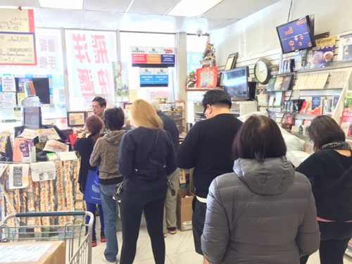 因劲球(Powerball)彩券奖金将在4日累积至3亿4800万元以上,哈冈惠康书局2日人潮已络绎不绝。(美国《世界日报》/张宏