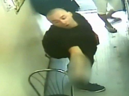 殴打华裔店主的西语裔男子。(美国《世界日报》)