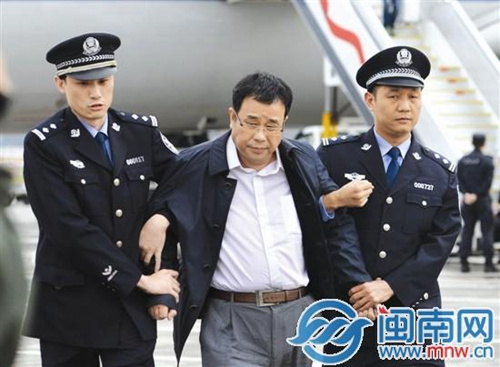 △2015年5月9日,潜逃新加坡4年之久的江西省潘阳县财政局经济建设股原股长李华波被遣返回国。图片来源:最高人民检察院网站
