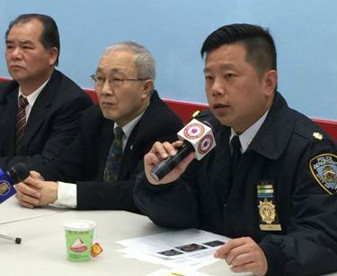 纽约华埠警民会议4日在中华公所举行,纽约市警五分局局长吴铭恒宣布逮捕模式劫案“四人组”。(美国《侨报》/叶永康