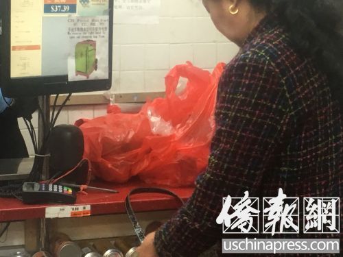 塑料袋给民众购物带来了极大便利,但是否有利于环境?(美国《侨报》/王伊琳