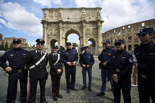 5月2日，在罗马君士坦丁凯旋门外，中方警员庞波（左四）、舒健（左一）、李祥（右一）、
