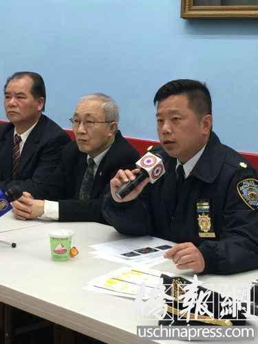 纽约华埠警民会议4日在中华公所举行,纽约市警五分局局长吴铭恒宣布逮捕模式劫案“四人帮”。(美国《侨报》/叶永康