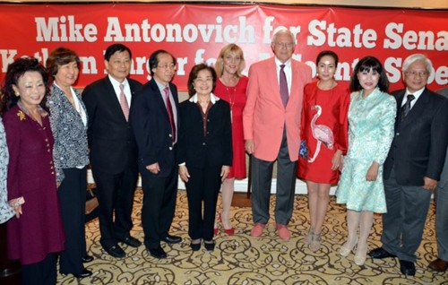 洛杉矶华人领袖支持安东诺维奇（右四）选加州参议员、巴杰（右五）选洛杉矶县政委员造势大会。（美国《世界日报》/丁曙