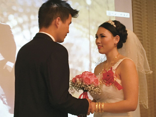 5月1日，10余名希腊华人志愿者与“特殊”志愿者、来自叙利亚的难民瓦拉一起，在希腊第二大城市萨洛尼卡参加了华人志愿者严小辉的婚礼。图为华人志愿者严小辉婚礼现场。（《欧洲时报》/金国